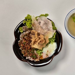 บะหมี่แห้งหมูรวมต้มยำไข่ลาวา