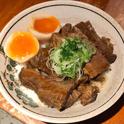 ข้าวหน้าเนื้อร่องซี่โครงตุ๋นโชยุ+ ไข่ยางมะตูม+สลัดผัก