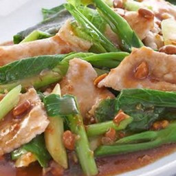 ผัดคะน้าหมุชิ้น (กับข้าว)