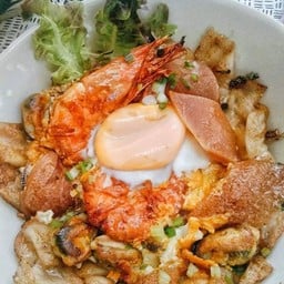 ก๋วยเตี๋ยวคั่วทะเล + ไข่อบ