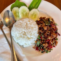 ข้าวกะเพราเนื้อโคขุนไข่ดาว