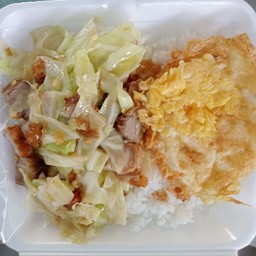 ผัดกะหล่ำปลีหมูกรอบไข่ดาว