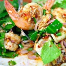 ลาบทะเลกุ้งปลาหมึก (กับข้าว)
