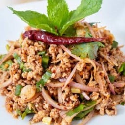 ลาบหมู (กับข้าว)