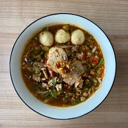 ก๋วยเตี๋ยวหมูต้มยำน้ำตก