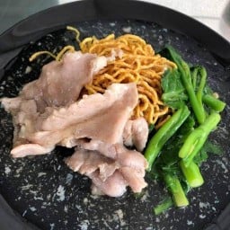 เคี้ยงเอ็มไพร์ ราดหน้า อาหารตามสั่ง & จานด่วน Foodie Market ราม 2