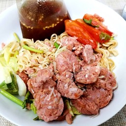 ยำมาม่าแหนมเจ