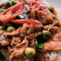 พะแนงหมูราดข้าว