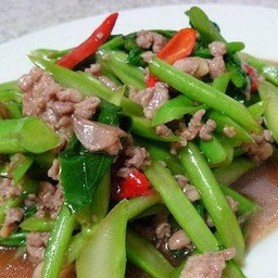 ผัดคะน้าหมูสับราดข้าวอิ่มๆ