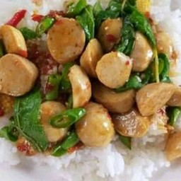 ข้าวกระเพราลูกชิ้นหมูเป่าปาก