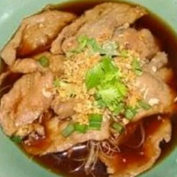 ก๋วยเตี๋ยวหมูหมักน้ำผึ้ง