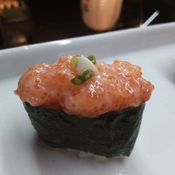 กุนกัน สลัดแซลม่อนใข่กุ้งส้ม