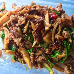 กระเพราหมูสับหน่อไม้ดอง