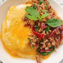 ข้าวไข่ข้นกระเพราหมูสับพริกแห้งโบราณ   (ข้าวหอมมะลิ)