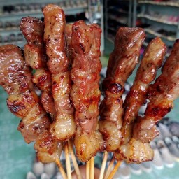 คุณแหม่มเนื้อย่างโคขุน ถนนหน้าสถานี