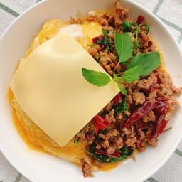 ข้าวไข่ข้นชีสกระเพราหมูสับพริกแห้งโบราณ  (ข้าวหอมมะลิ)
