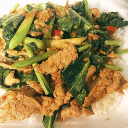 คะน้าหมูชิ้นราดข้าวpork  Stir Fried Kale  with rice