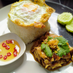 หมูกระเทียมราดข้าว