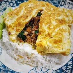 กระเพราห่อไข่