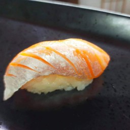 ข้าวปั้นท้องปลาแซลม่อน