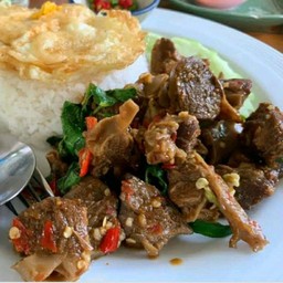 ข้าวกระเพราหมูตุ๋นเป่าปาก