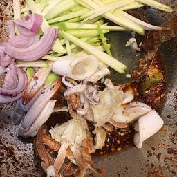 ยำมะม่วงปูม้าปลาหมึกปลากรอบ