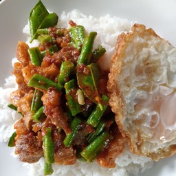 ผัดพริกแกงหมูกรอบไข่ดาว