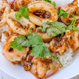 ข้าวหมึกทอดกระเทียม