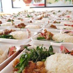 ข้าวราดไก่กรอบชอสกระเพา