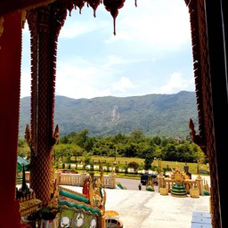 มองเห็นน้ำตกหงาวอยู่ไกล ๆ