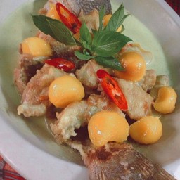Fried Whole Snapper with Green Curry and Mango