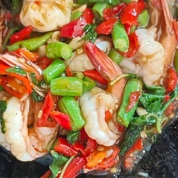 ผัดกระเพรากุ้งราดข้าว