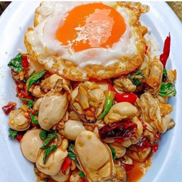 ผัดขี้เมาลูกชิ้นหมูราดข้าวไข่ดาวหอมสุดๆ