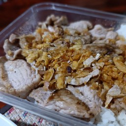 หมูทอดกระเทียมพริกไทยราดข้าว