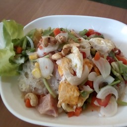 ยำวุ้นเส้นไข่ดาวแหนม