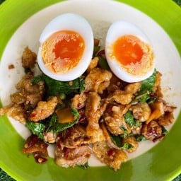 ข้าวกระเพราพริกแห้ง เนื้อ หมูกรอบ หมูสับ รสจัดจ้าน