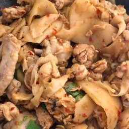 ผัดเผ็ดหน่อไม้ดองไก่(ราดข้าว)