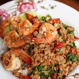 กะเพราหมูสับกับกุ้งโคตรเผ็ด