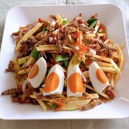 ยำมะม่วงปลากรอบไข่เค็ม