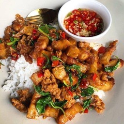 ข้าวผัดกระเพราหมูสับ