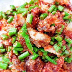 ผัดพริกแกงหมูกรอบราดข้าว