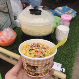 ลูกชิ้นทอด,ข้าวโพดคลุกเนย