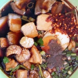 ก๋วยจั๊บน้ำข้นหมูแมวตลาดกะทู้