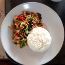 กะเพราหมูสับราดข้าว