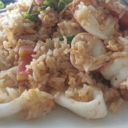 ข้าวผัดทะเลกลาง