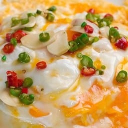 ข้าวหน้าไข่ลาวา น้ำปลาพริก