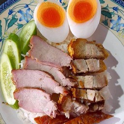ข้าวหมูแดงหมูกรอบ กุนเชียง ไข่
