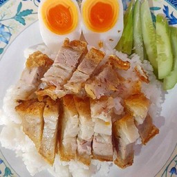 ข้าวหมูกรอบ ไข่