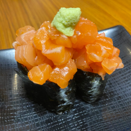 ข้าวปั้นแซลมอนหน้าล้น 1 คู่