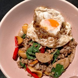 กะเพรารวมราดข้าว+ไข่ดาว(หมูสับ+ไส้กรอก+หมูยอ)